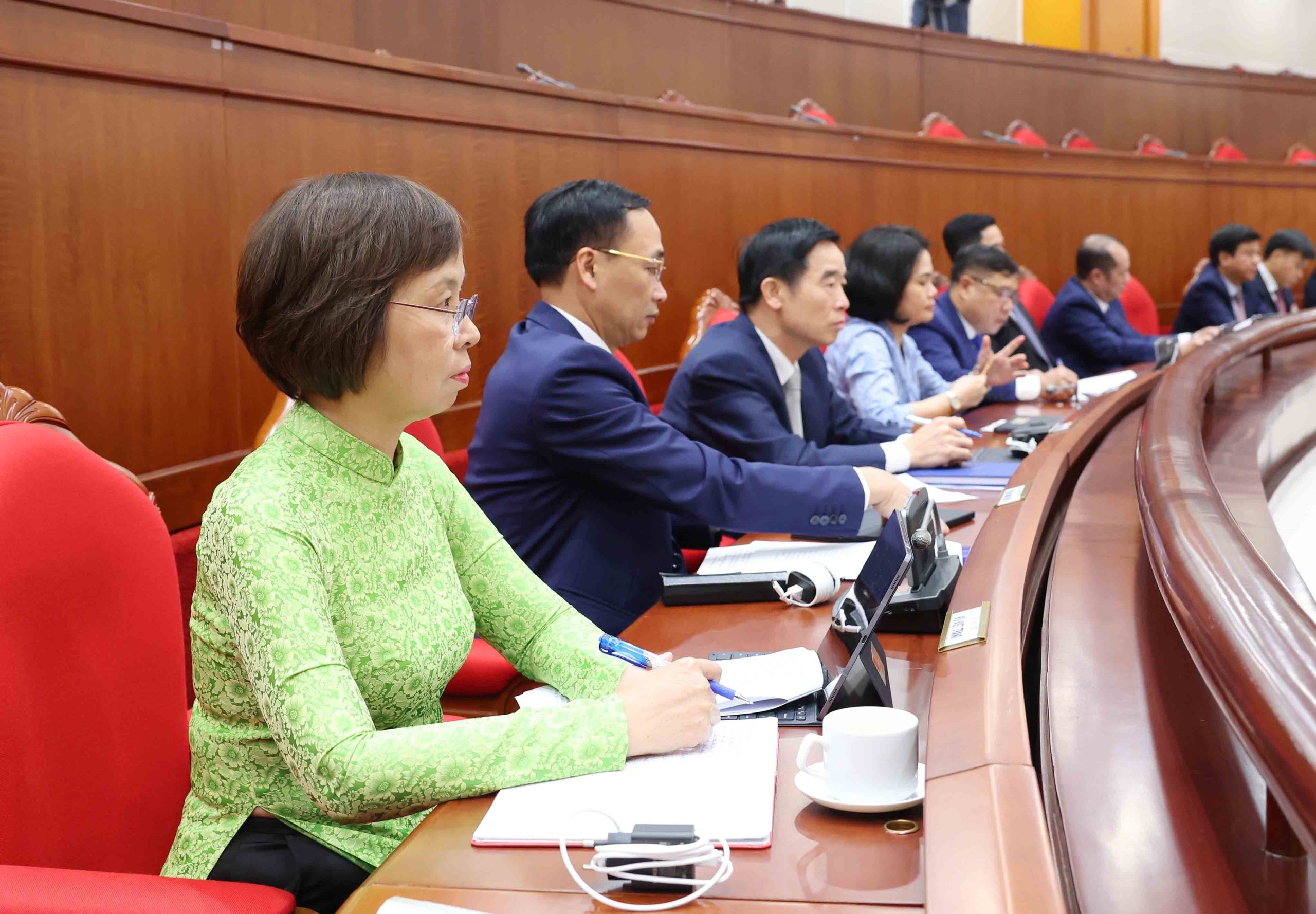 Ảnh 10 trong album Hội nghị Trung ương