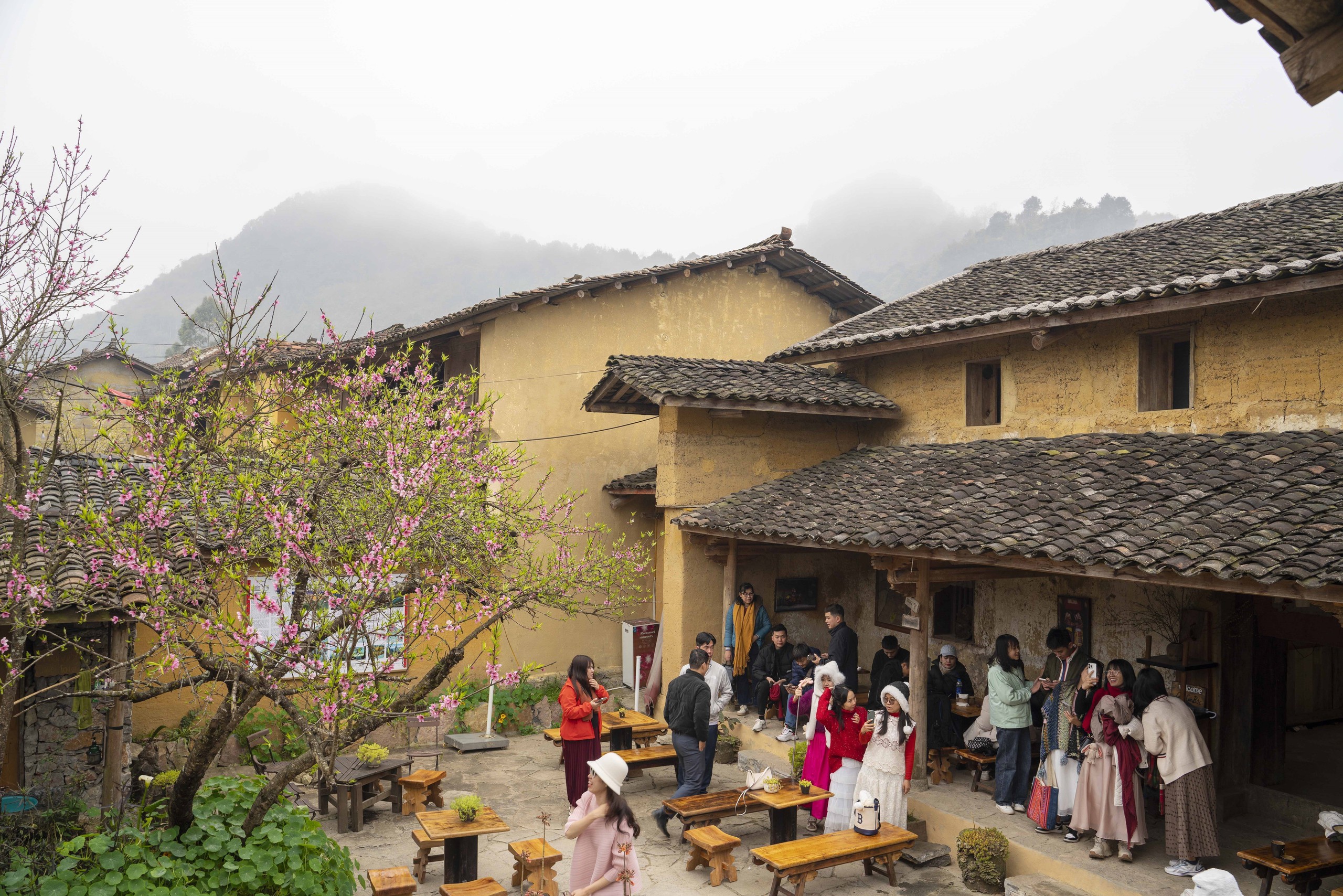Ngày 17/10/2025, tại Trung Quốc, Tổ chức Du lịch Liên Hợp Quốc (UN Tourism) tổ chức Lễ trao Giải thưởng “Làng Du lịch tốt nhất 2025”. Thôn Lô Lô Chải (tỉnh Tuyên Quang) và Làng du lịch cộng đồng Quỳnh Sơn (tỉnh Lạng Sơn) của Việt Nam được trao giải. Ảnh: TTXVN