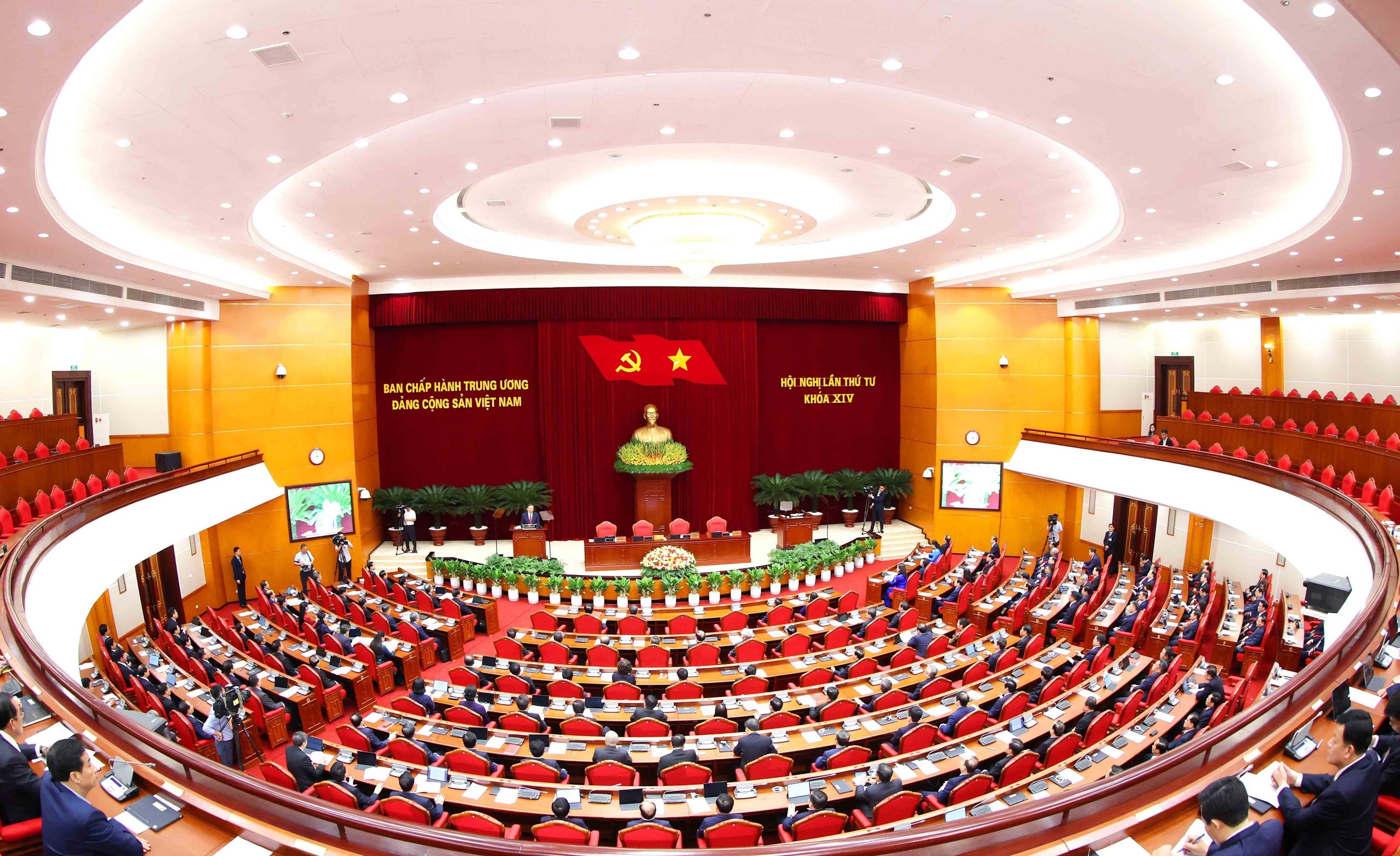 Chiều 08/10/2026, Hội nghị lần thứ tư Ban Chấp hành Trung ương Đảng khóa XIV bế mạc sau 4 ngày làm việc (05–08/10/2026). Ảnh: Thống Nhất, Phương Hoa - TTXVN