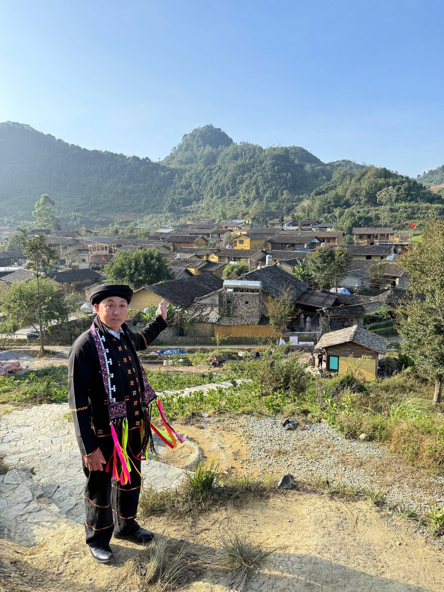 Ông Sình Dỉ Gai bê làng Lô Lô Chải