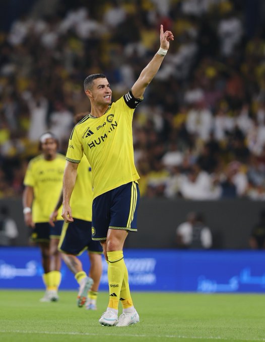 Ronaldo Ghi Bàn Thứ 980, Được Cđv Al Nassr Tri Ân Đặc Biệt - Ảnh 1. Ronaldo Ghi Bàn Thứ 980, Được Cđv Al Nassr Tri Ân Đặc Biệt - Ảnh 1.