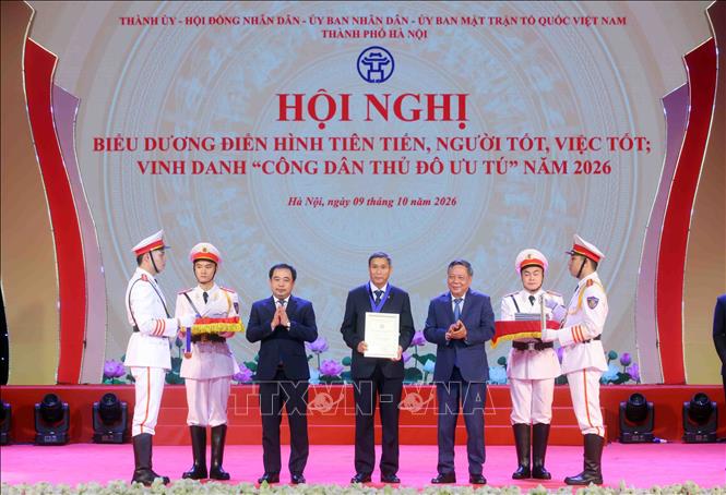 HLV Mai Đức Chung nhận vinh dự đặc biệt trước ngày Giải phóng Thủ đô - Ảnh 3.