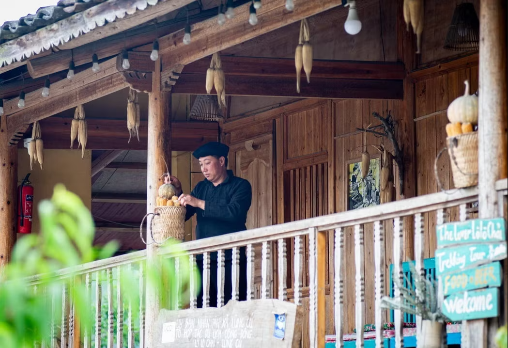 rưởng thôn Sình Dỉ Gai trang trí homestay của gia đình. Ảnh: TTXVN