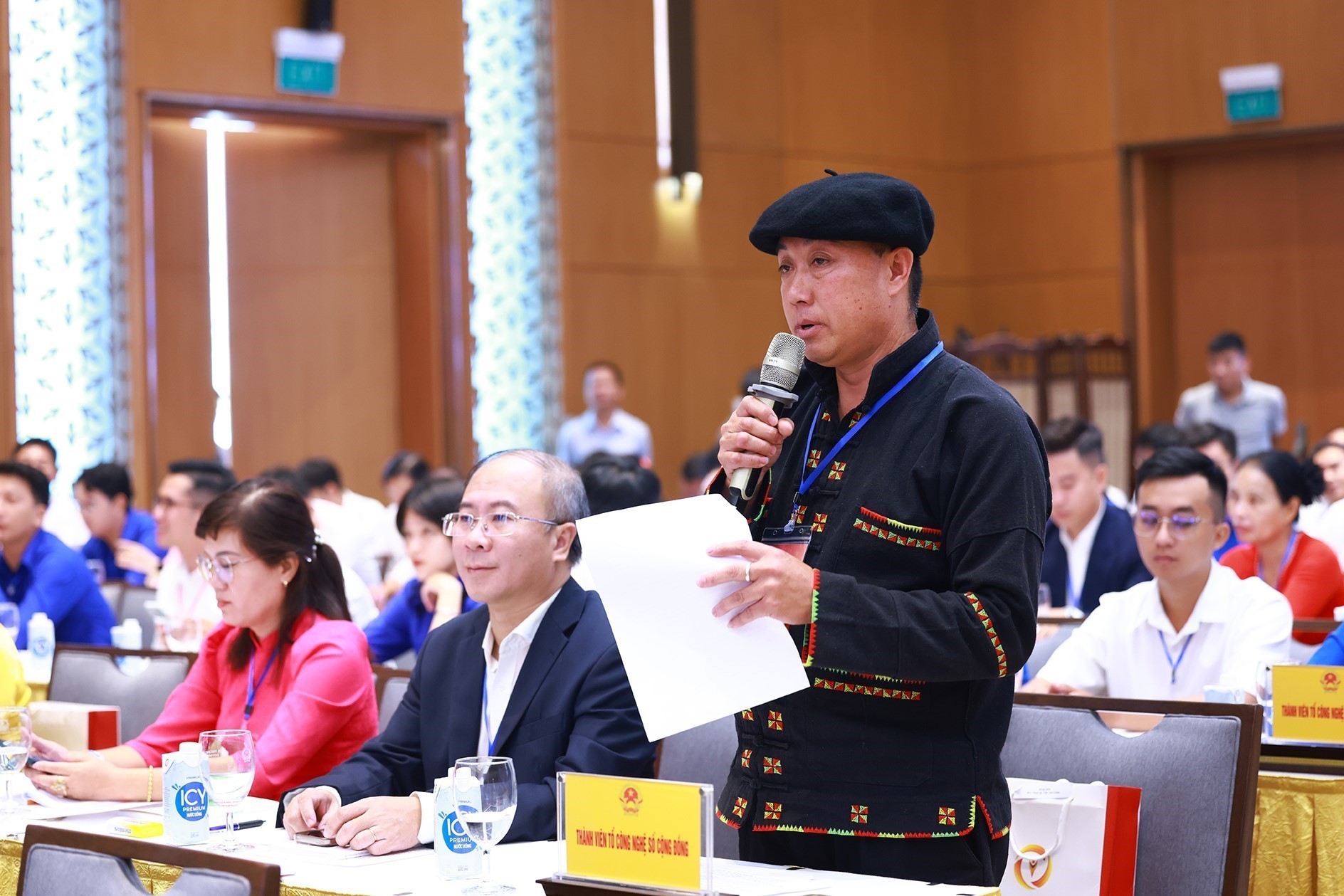 Ông Sình Dỉ Gai, Trưởng thôn Lô Lô Chải (xã Lũng Cú), thành viên tổ công nghệ số cộng đồng phát biểu tại chương trình chào mừng Ngày Chuyển đổi số quốc gia năm 2024. Ảnh: TTXVN