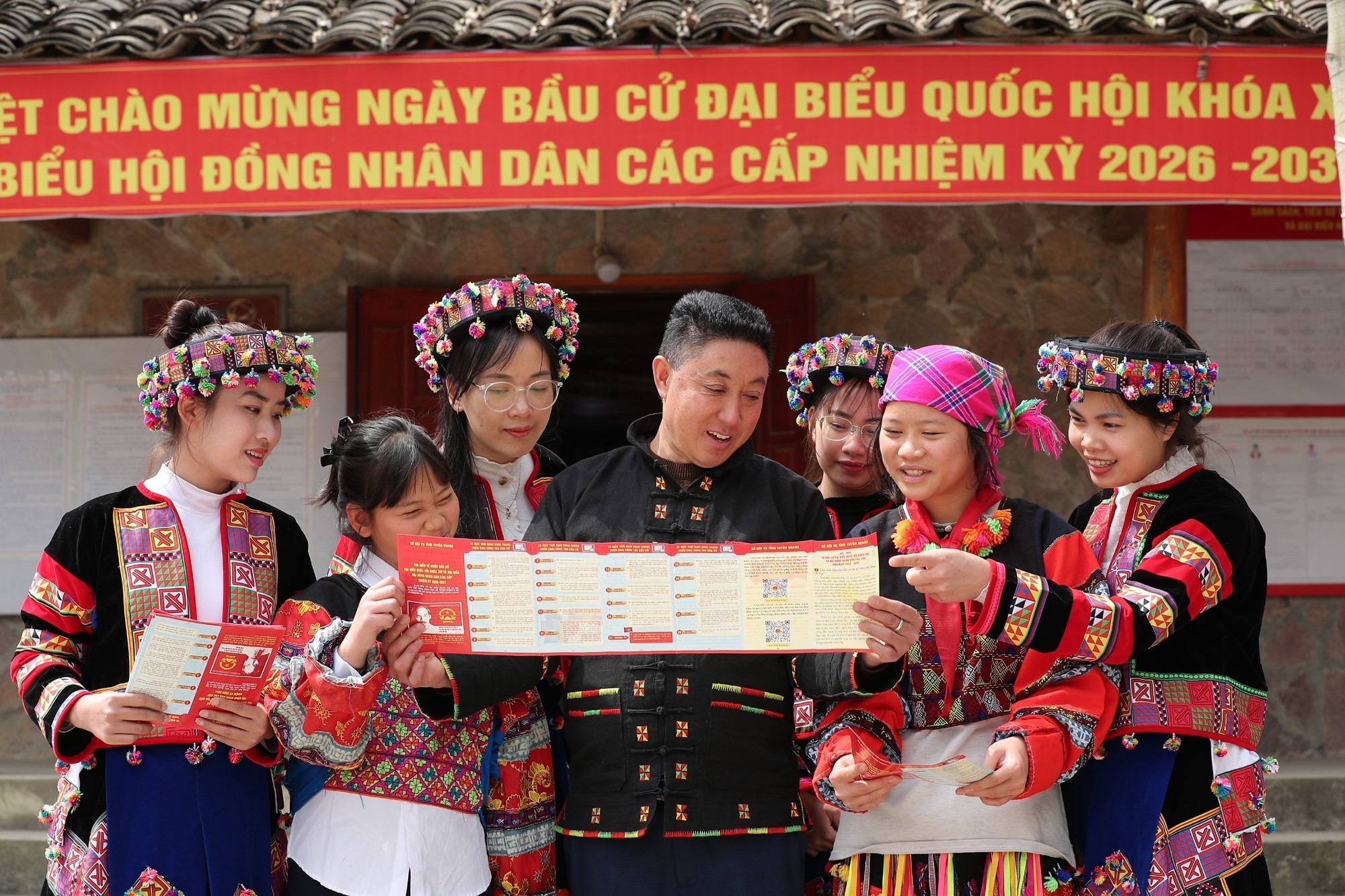 Ông Sình Dỉ Gai (giữa) tuyên truyền về bầu cử cho các cử tri tại nhà văn hóa thôn Lô Lô Chải, xã Lũng Cú, chuẩn bị cho Ngày hội toàn dân – cuộc bầu cử đại biểu Quốc hội khóa XVI và đại biểu Hội đồng nhân dân các cấp nhiệm kỳ 2026 – 2031 hồi tháng 3/2026. Ảnh: TTXVN