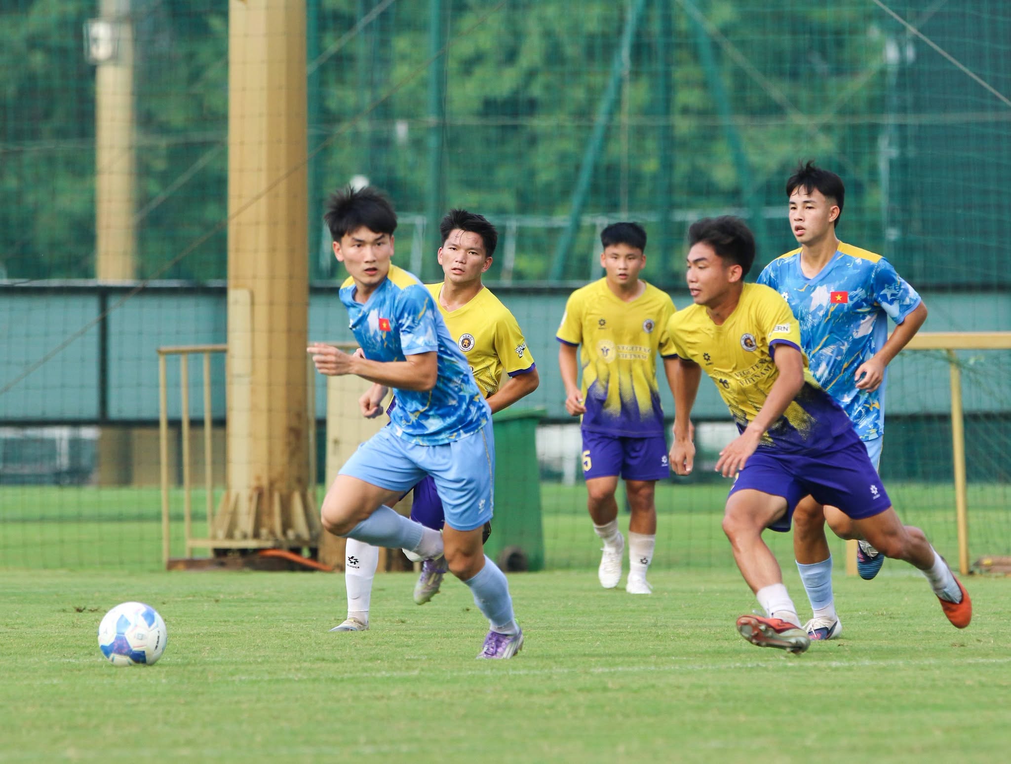 Tin nóng bóng đá Việt hôm nay 10/10: Đình Bắc báo tin vui cho HLV Kim Sang Sik; U17 Việt Nam hòa U19 Hà Nội - Ảnh 2.