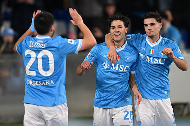 Napoli đánh bại Fiorentina 2-1 ở vòng 23 Serie A