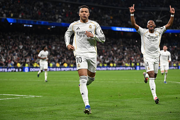 Real Madrid đánh bại Rayo Vallecano 2-1 ở vòng 22 La Liga để tiếp tục đua vô địch La Liga với Barca