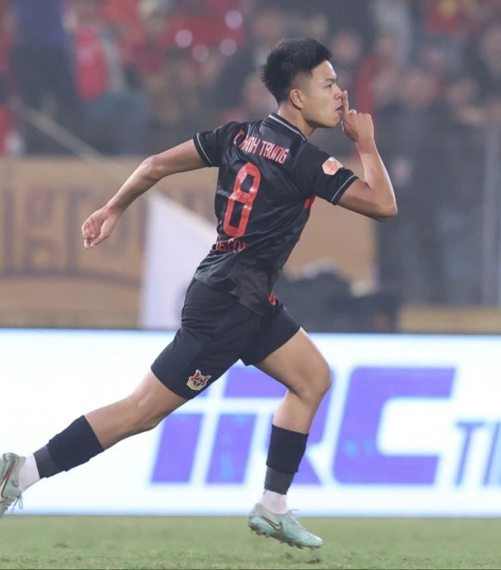 Trần Thành Trung ăn mừng sau pha solo ghi bàn vào lưới CAHN ở vòng 12 V-League. Ảnh: Fanpage Ninh Bình FC