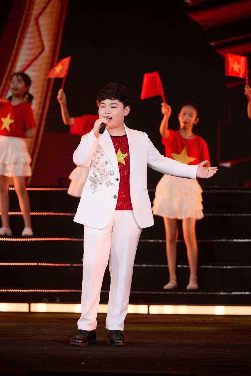 Ca sĩ nhí Dương Đức Hải cùng DTAP hát "Nhà tôi có treo một lá cờ" - Ảnh 2.
