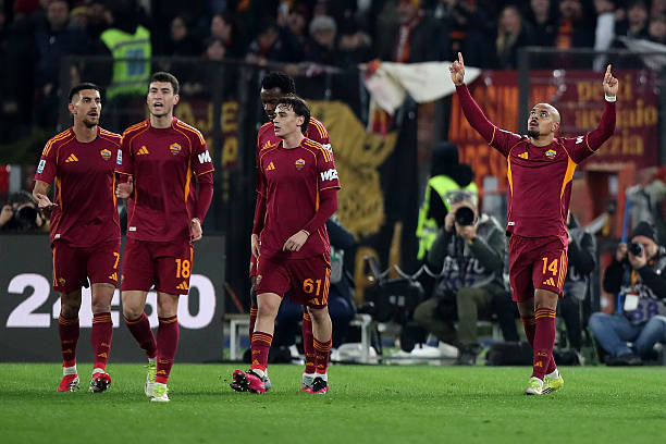 AS Roma đánh bại Cagliari 2-0 trên sân Olimpico, qua đó cân bằng điểm số với Juventus trong cuộc đua top 4 Serie A