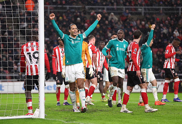 Pha công công duy nhất của trung vệ Van Dijk giúp Liverpool hạ chủ nhà Sunderland 1-0 ở vòng 26 Ngoại hạng Anh.