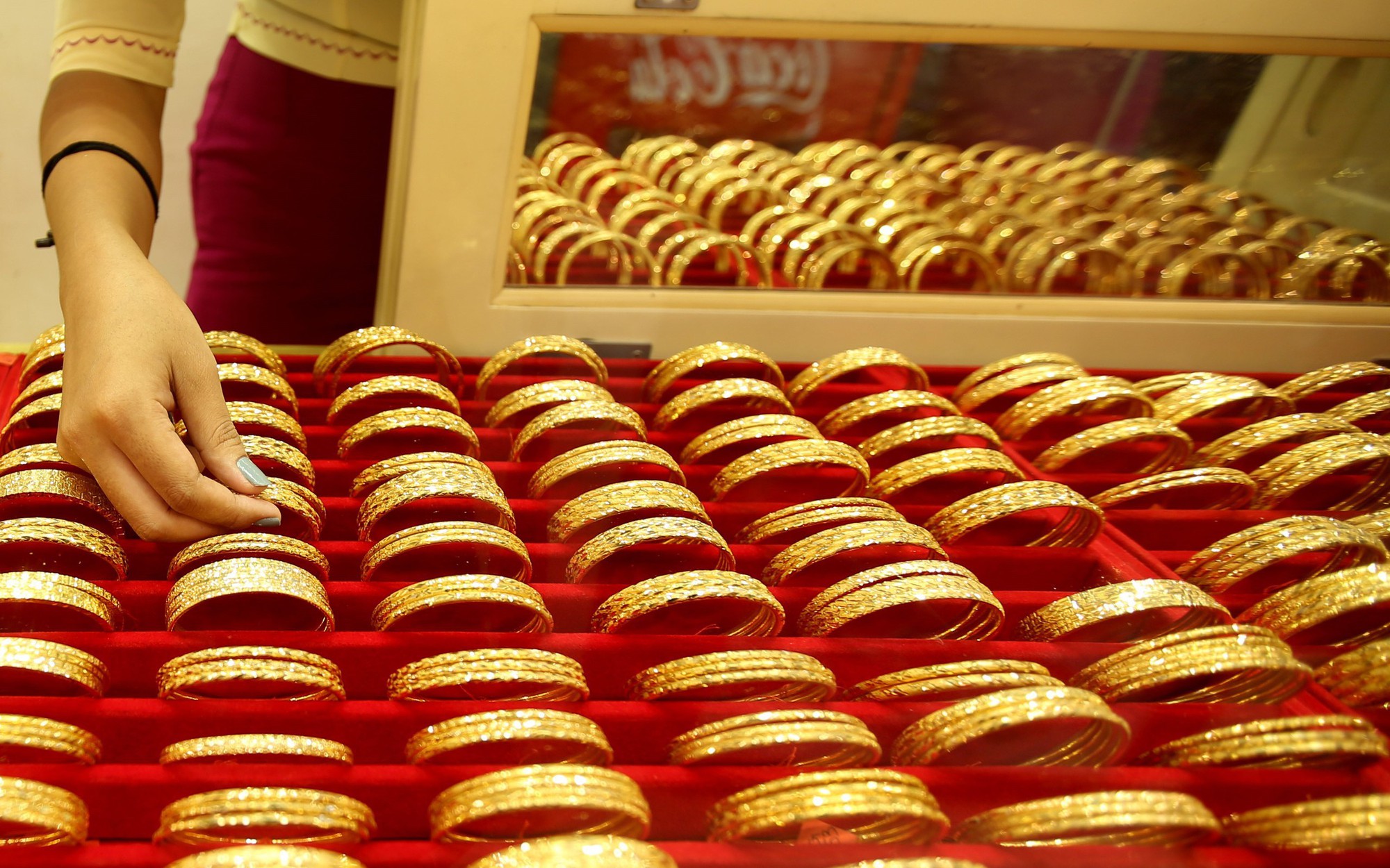 Giá vàng tăng khi đồng USD và lợi suất trái phiếu Mỹ giảm