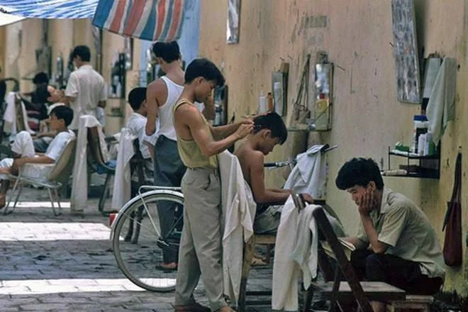 Sống chậm cuối tuần: Từ chiếc chậu đồng của bác phó cạo đến... tông-đơ điện - Ảnh 2.