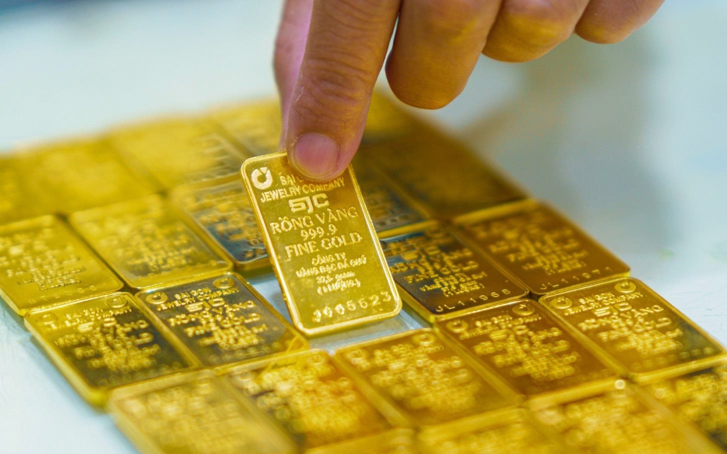 Giá vàng miếng sáng 13/2 giảm 2 triệu đồng/lượng