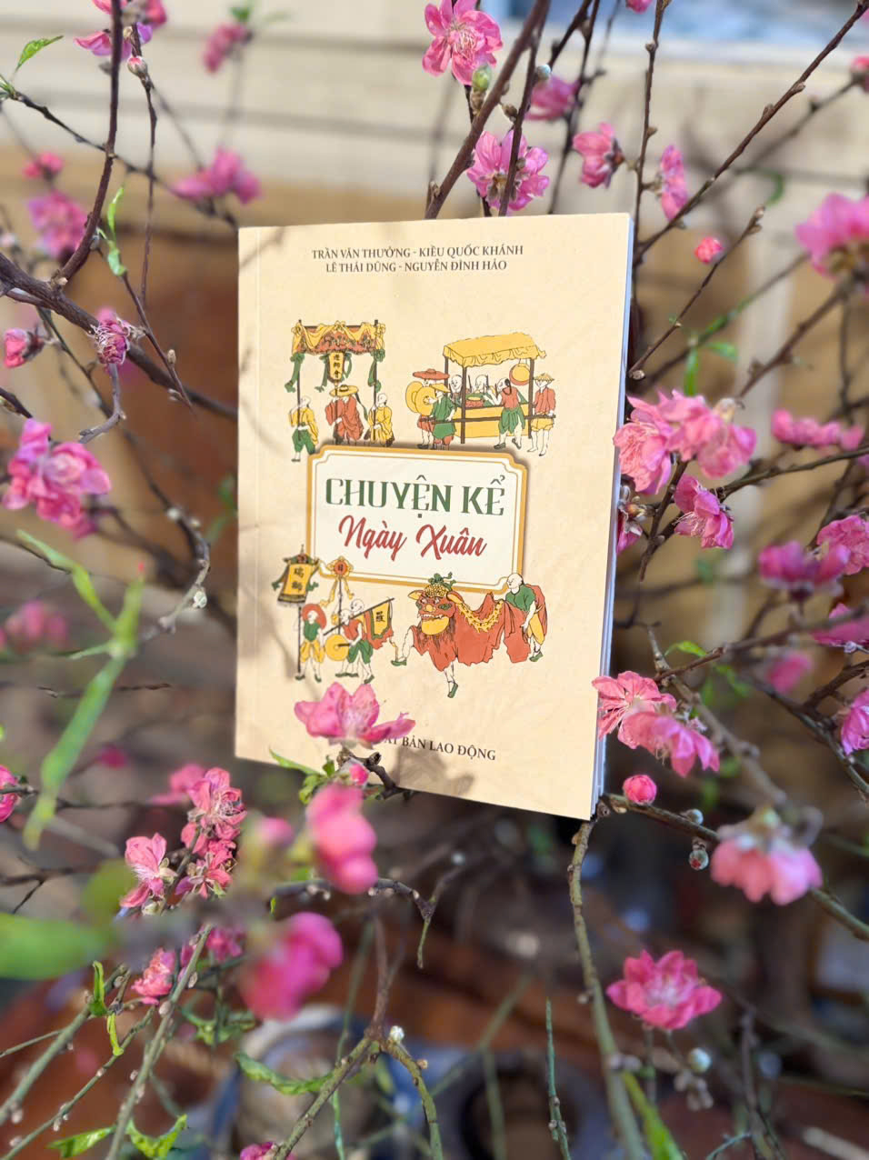 Kể chuyện đầu xuân qua những trăng văn đẫm phong vị Việt Nam - Ảnh 1. Kể chuyện đầu xuân qua những trăng văn đẫm phong vị Việt Nam - Ảnh 1.