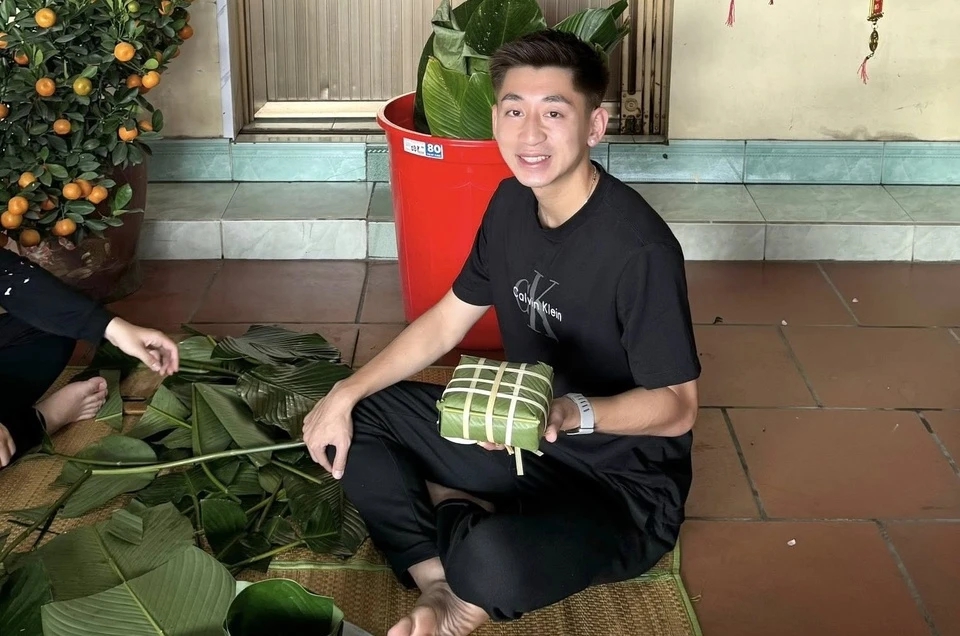 Tuyển thủ Việt Nam mua đào, đi gói bánh chưng đón Tết - Ảnh 1.