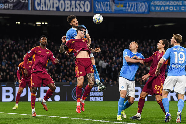 Napoli (áo xanh) hòa Roma 2-2, nối dài chuỗi trận bất bại trên sân nhà tại Serie A lên con số 23 (thắng 16, hòa 7)