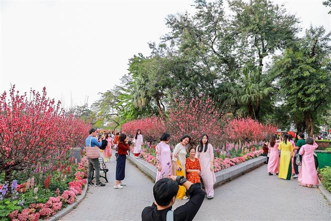 Tận hưởng không khí Tết sớm bên hồ Hoàn Kiếm - Ảnh 13.