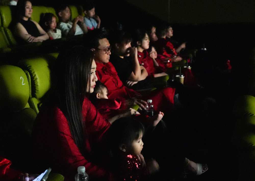 Sao Việt đưa con đi xem “Mùi phở”, xúc động vì nghệ sĩ Xuân Hinh - Ảnh 6.