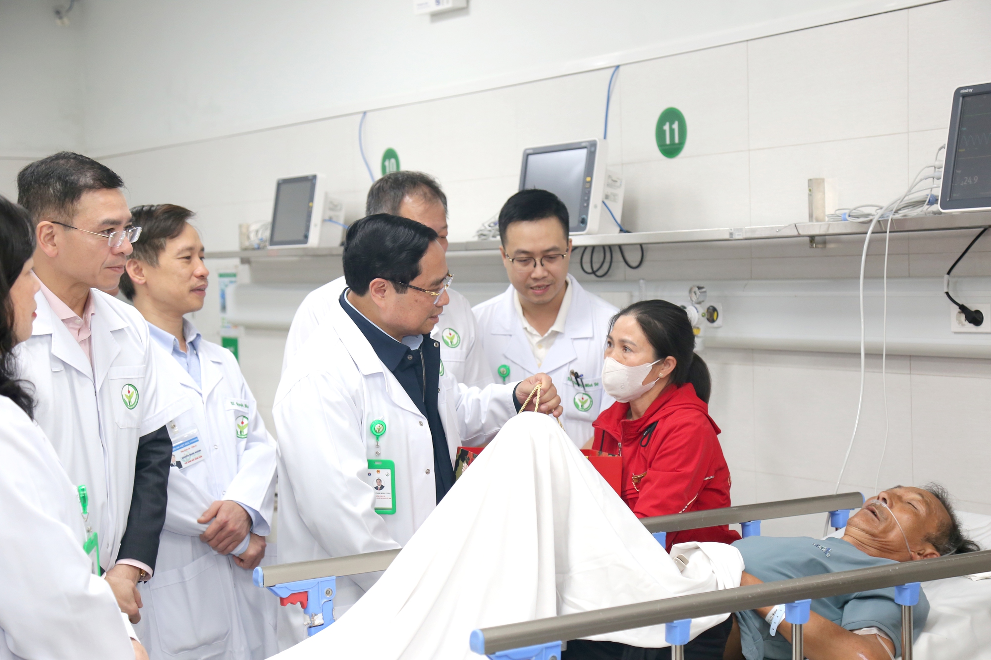  29 Tết tại Bệnh viện Việt Đức: "Mệnh lệnh" từ trái tim và điểm tựa của sự sống - Ảnh 1.