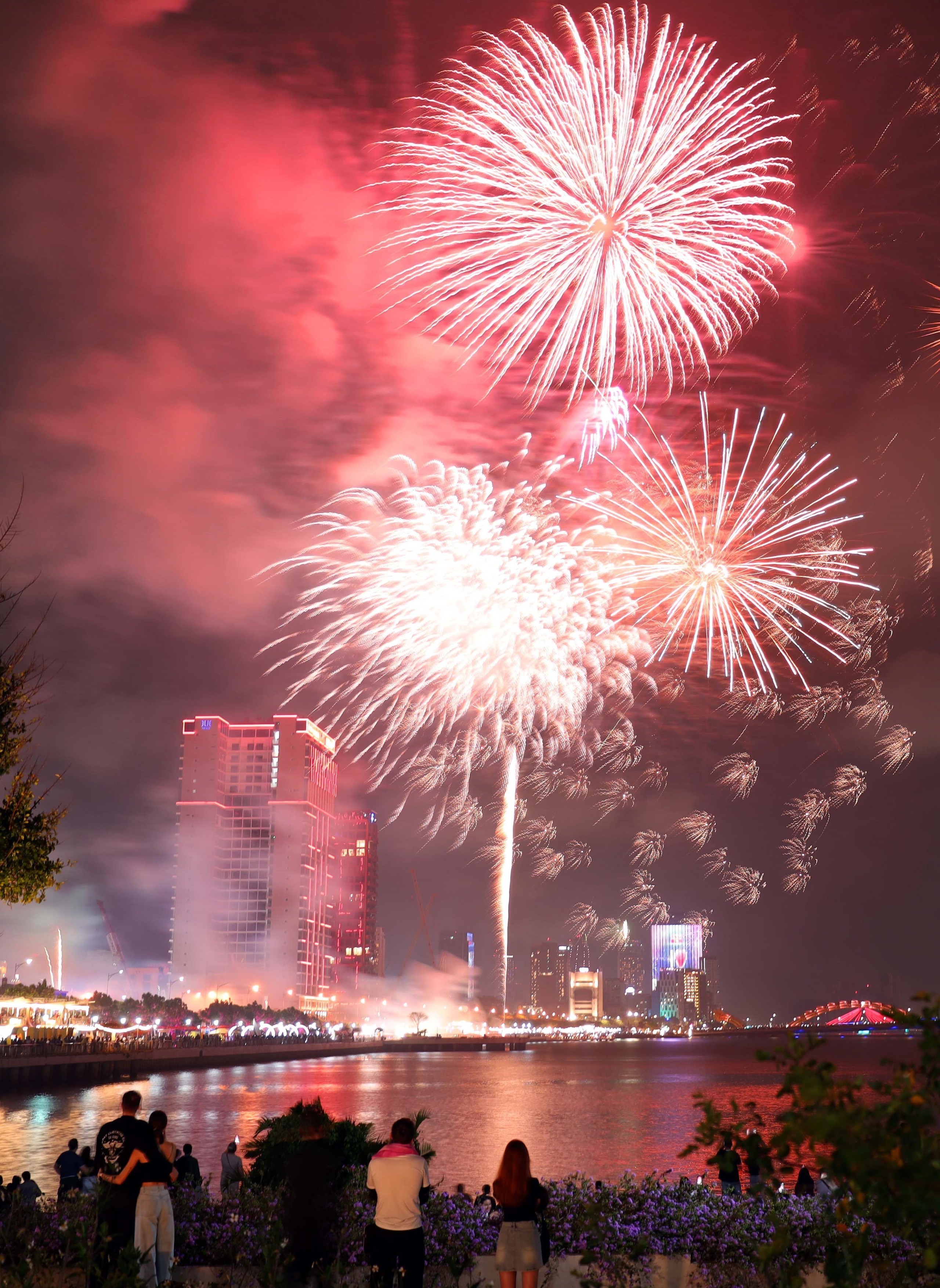 Mãn nhãn những màn pháo hoa mừng năm mới Bính Ngọ ở Phú Thọ và Đà Nẵng - Ảnh 6.