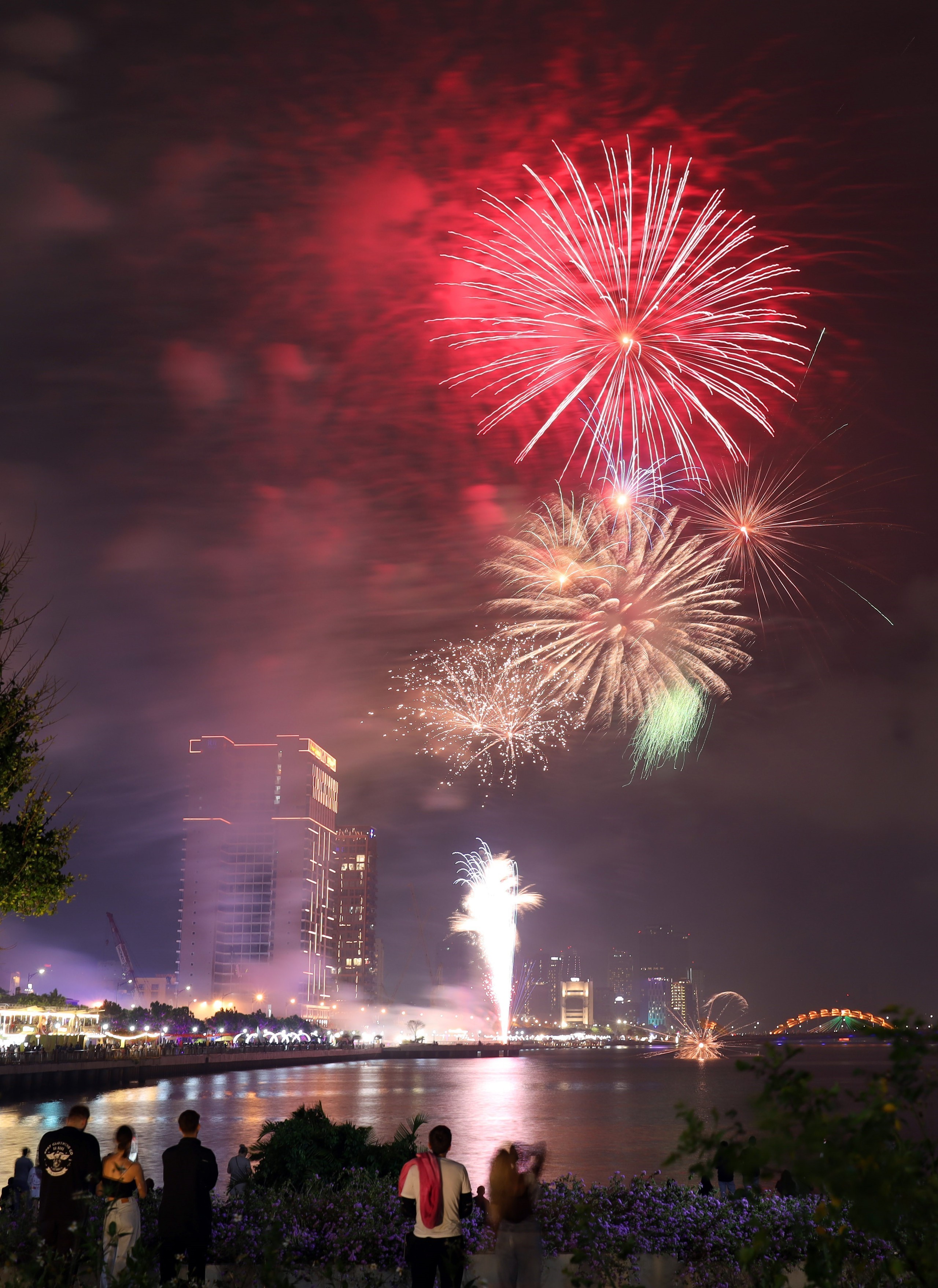 Mãn nhãn những màn pháo hoa mừng năm mới Bính Ngọ ở Phú Thọ và Đà Nẵng - Ảnh 9.