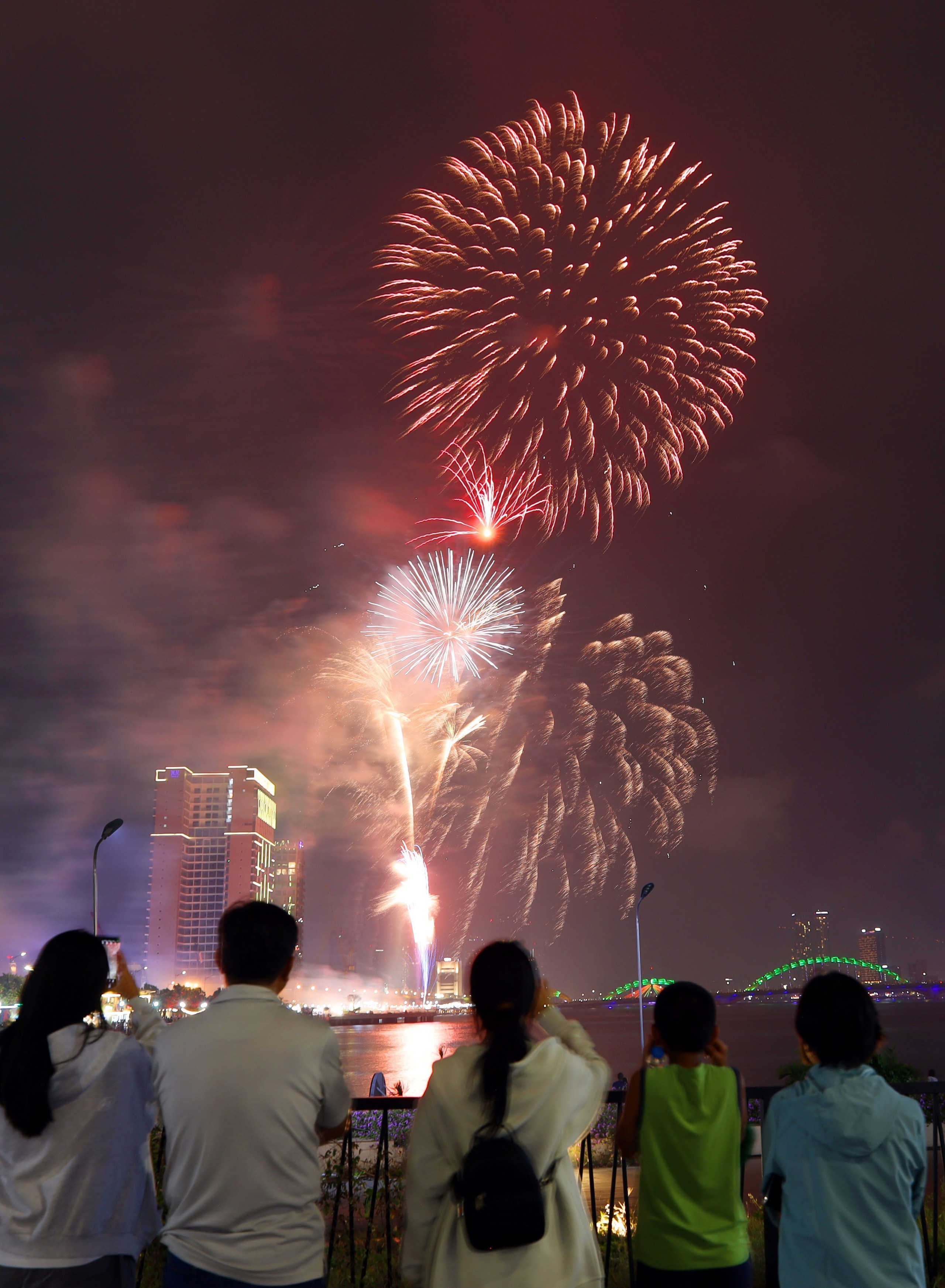 Mãn nhãn những màn pháo hoa mừng năm mới Bính Ngọ ở Phú Thọ và Đà Nẵng - Ảnh 12.