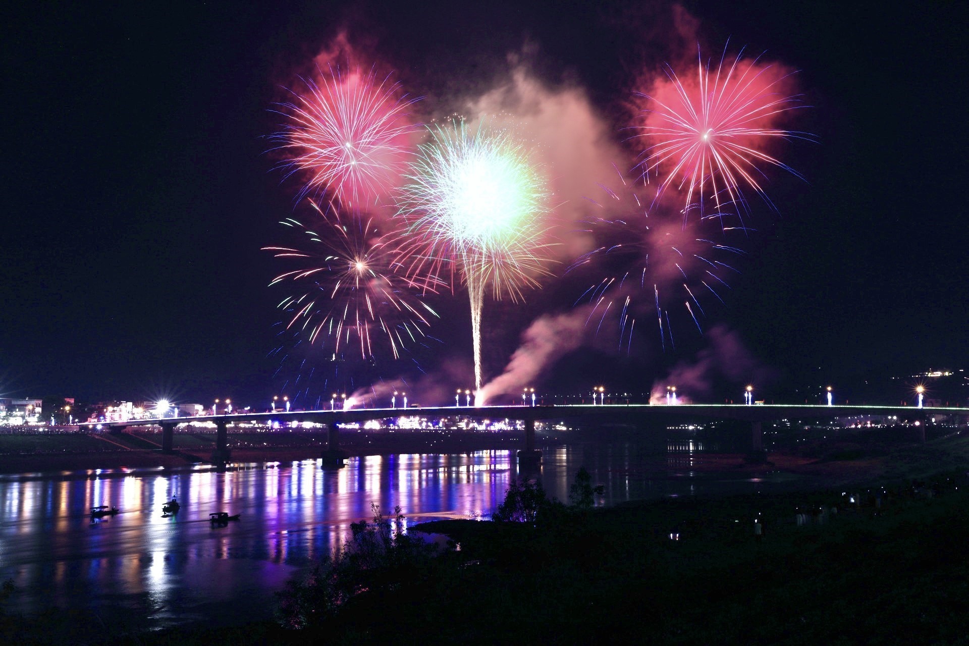 Mãn nhãn những màn pháo hoa mừng năm mới Bính Ngọ ở Phú Thọ và Đà Nẵng - Ảnh 1.