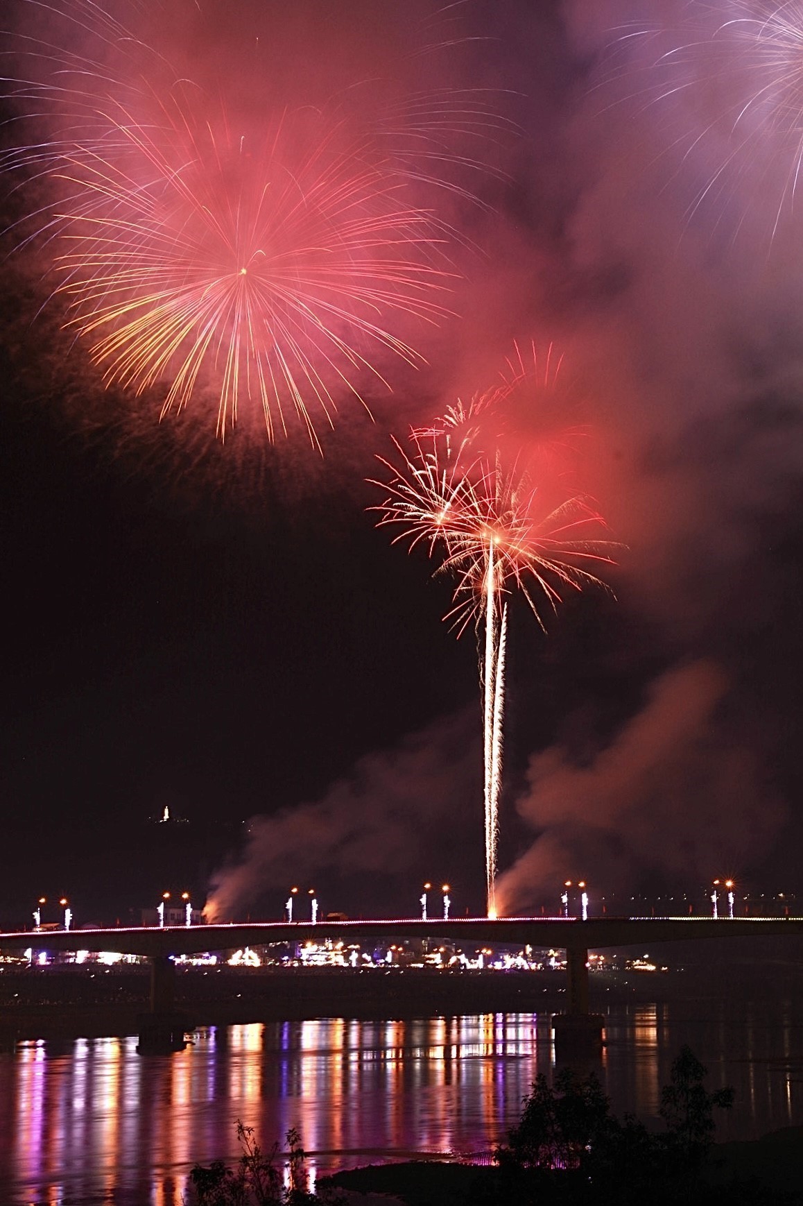 Mãn nhãn những màn pháo hoa mừng năm mới Bính Ngọ ở Phú Thọ và Đà Nẵng - Ảnh 2.