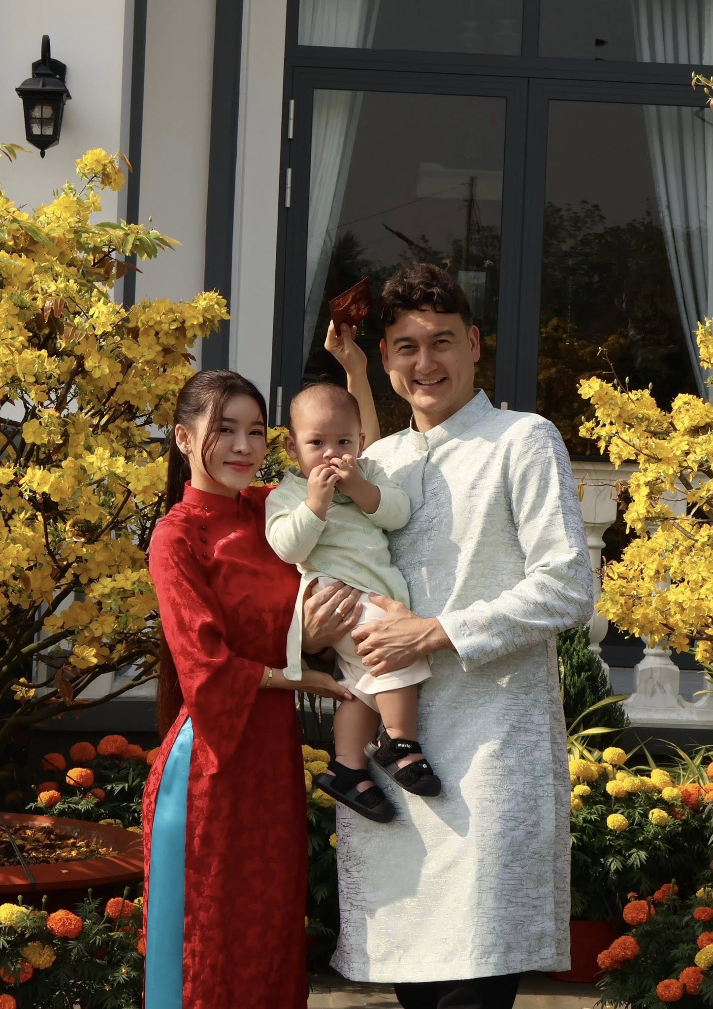 Vợ chồng Văn Lâm hạnh phúc đón chào năm mới Bính Ngọ - Ảnh 1.