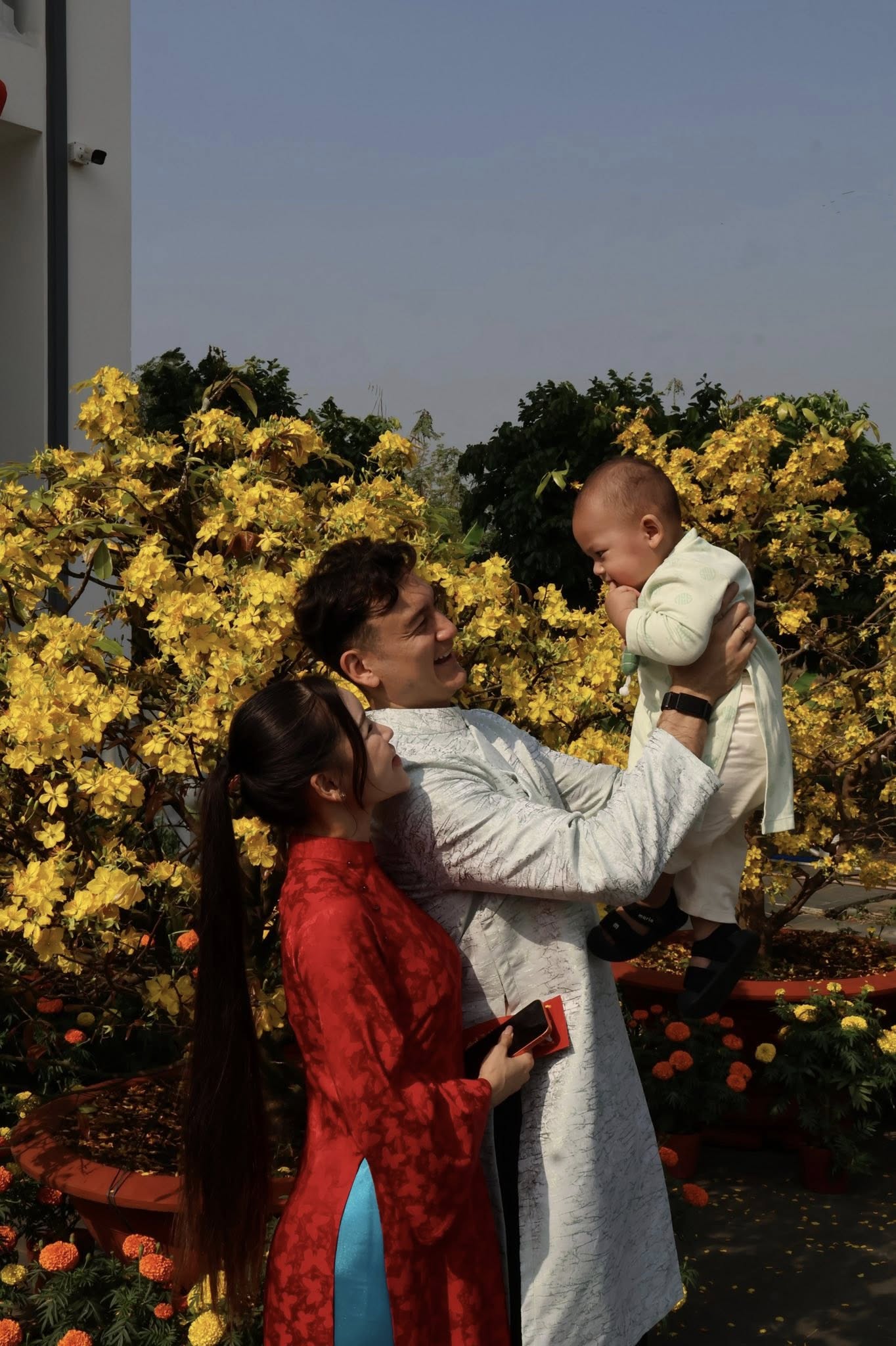 Vợ chồng Văn Lâm hạnh phúc đón chào năm mới Bính Ngọ - Ảnh 2.