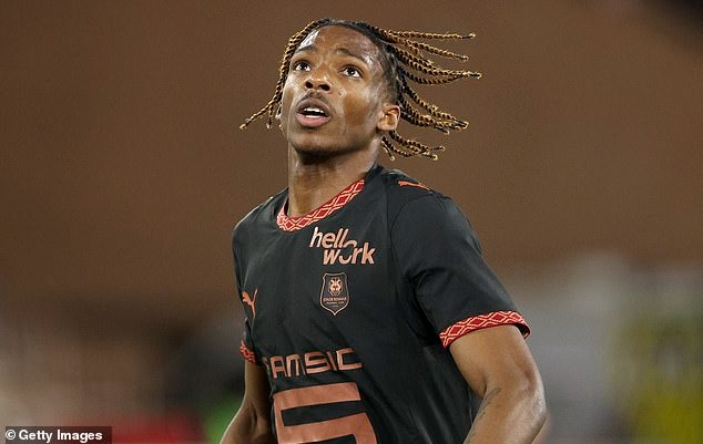 Trung vệ 60 triệu bảng Liverpool vừa 'nẫng tay trên' của Chelsea là ai? - Ảnh 1. Trung vệ 60 triệu bảng Liverpool vừa 'nẫng tay trên' của Chelsea là ai? - Ảnh 1.