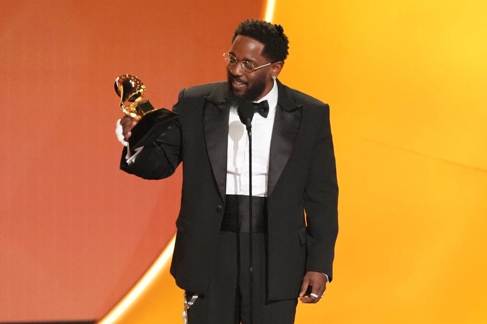 Grammy 2026: Bad Bunny phá vỡ rào cản, album tiếng Tây Ban Nha đầu tiên đoạt giải cao nhất - Ảnh 2. Grammy 2026: Bad Bunny phá vỡ rào cản, album tiếng Tây Ban Nha đầu tiên đoạt giải cao nhất - Ảnh 2.