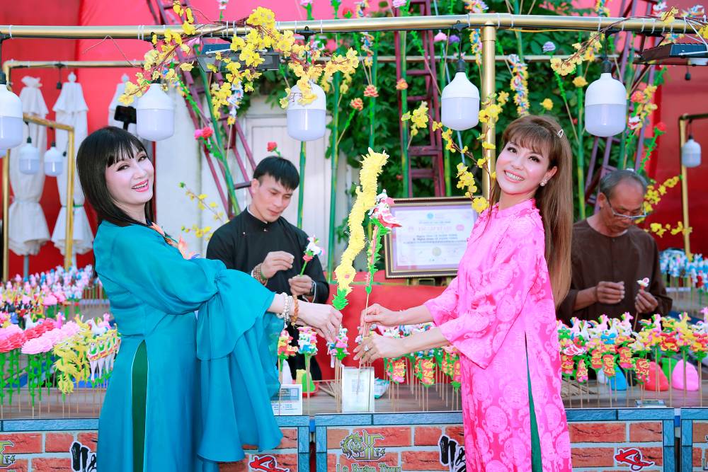 Nghệ sĩ TP.HCM đón Tết sớm tại phố ông đồ ở NVH Thanh Niên  - Ảnh 2.