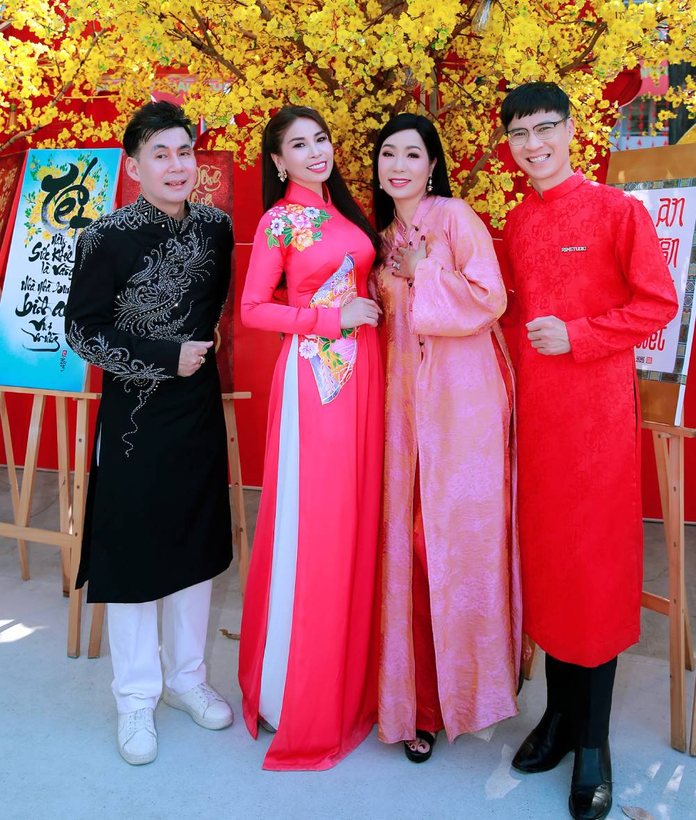 Nghệ sĩ TP.HCM đón Tết sớm tại phố ông đồ ở NVH Thanh Niên  - Ảnh 8.