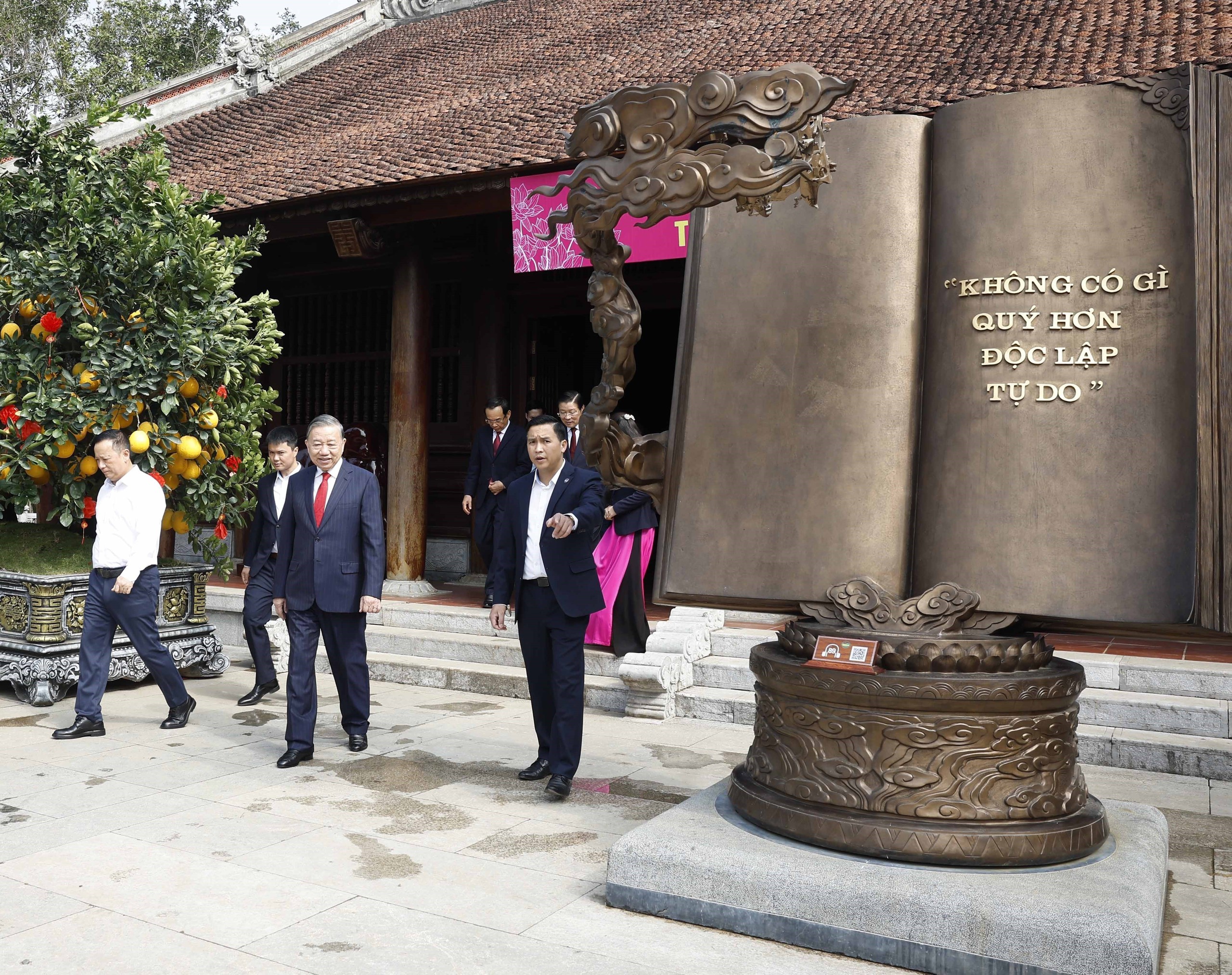 BÀI VIẾT CỦA TỔNG BÍ THƯ TÔ LÂM: VỮNG BƯỚC DƯỚI CỜ ĐẢNG - Ảnh 2.