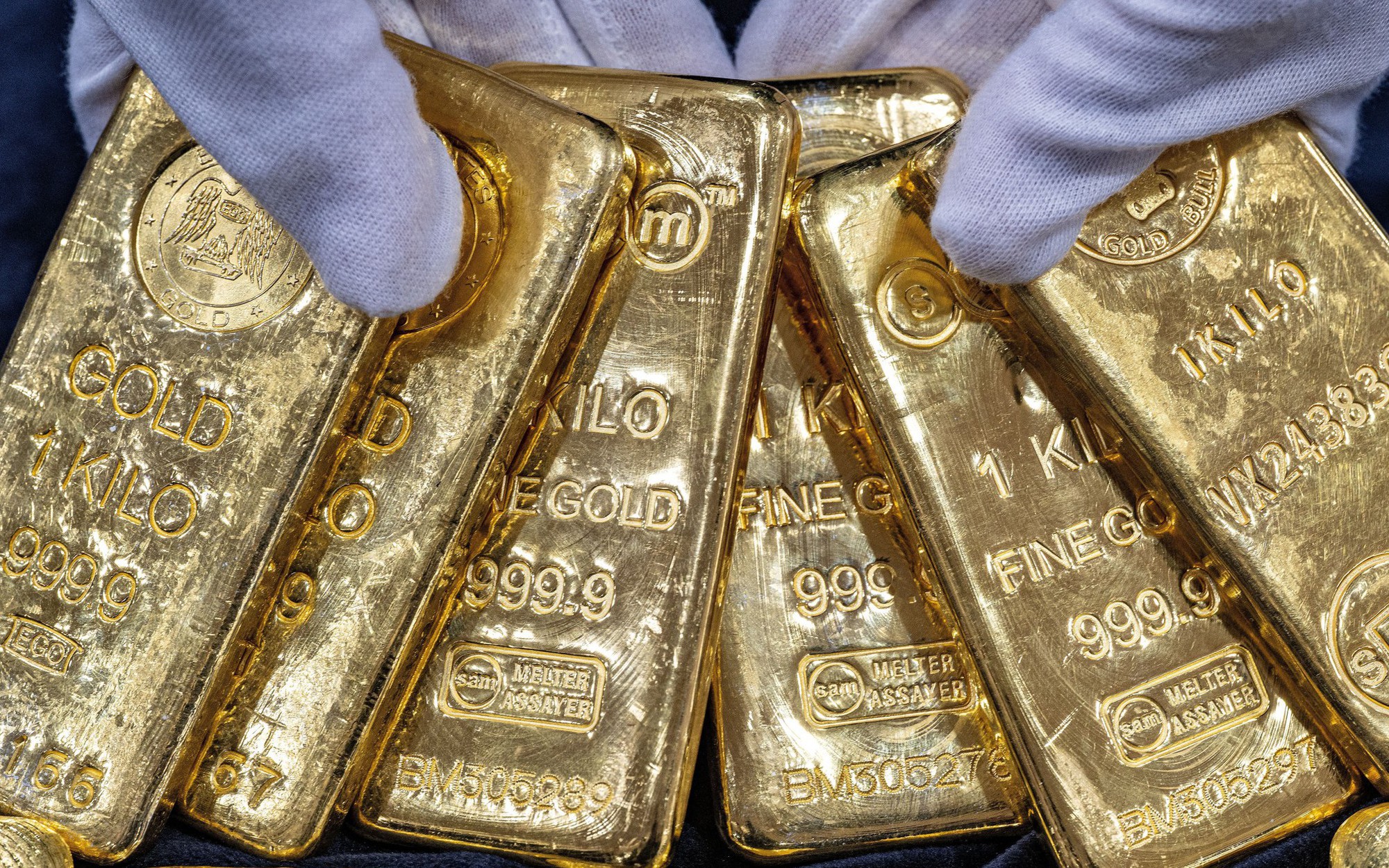 Giá vàng vẫn loanh quanh ngưỡng 5.000 USD/ounce