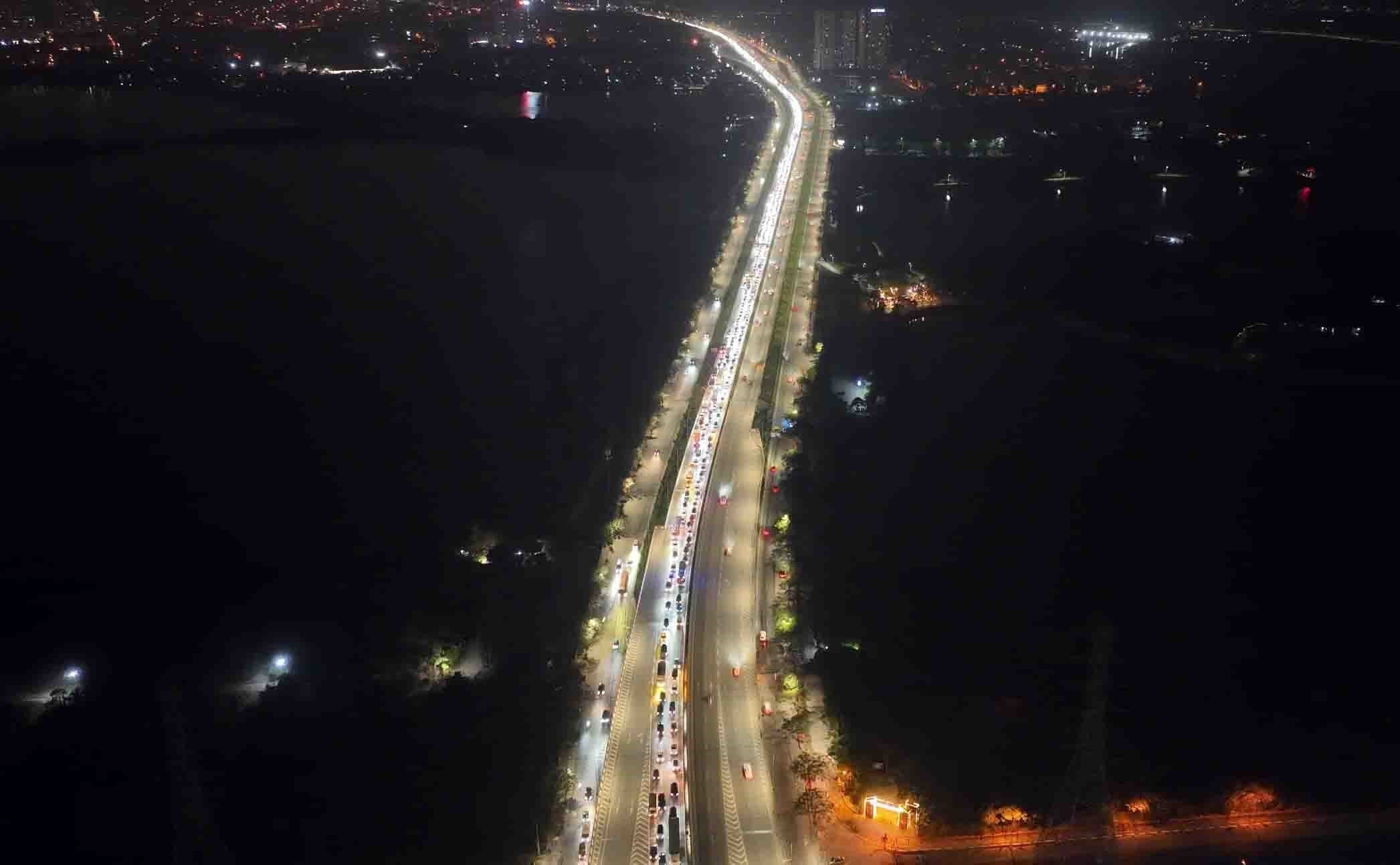 Dòng phương tiện ùn ùn trở lại Thủ đô trong tối muộn mùng 5 Tết - Ảnh 2.