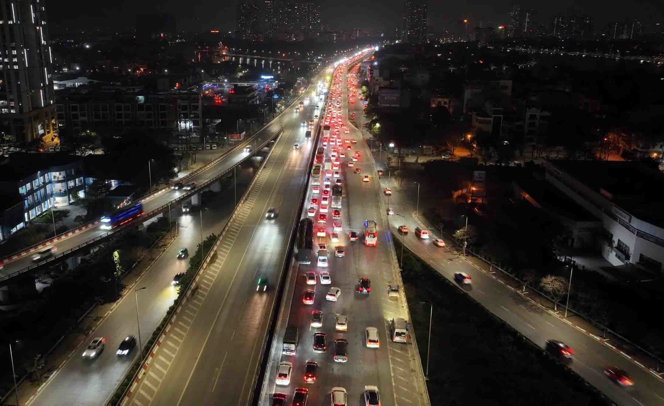 Dòng phương tiện ùn ùn trở lại Thủ đô trong tối muộn mùng 5 Tết - Ảnh 3.