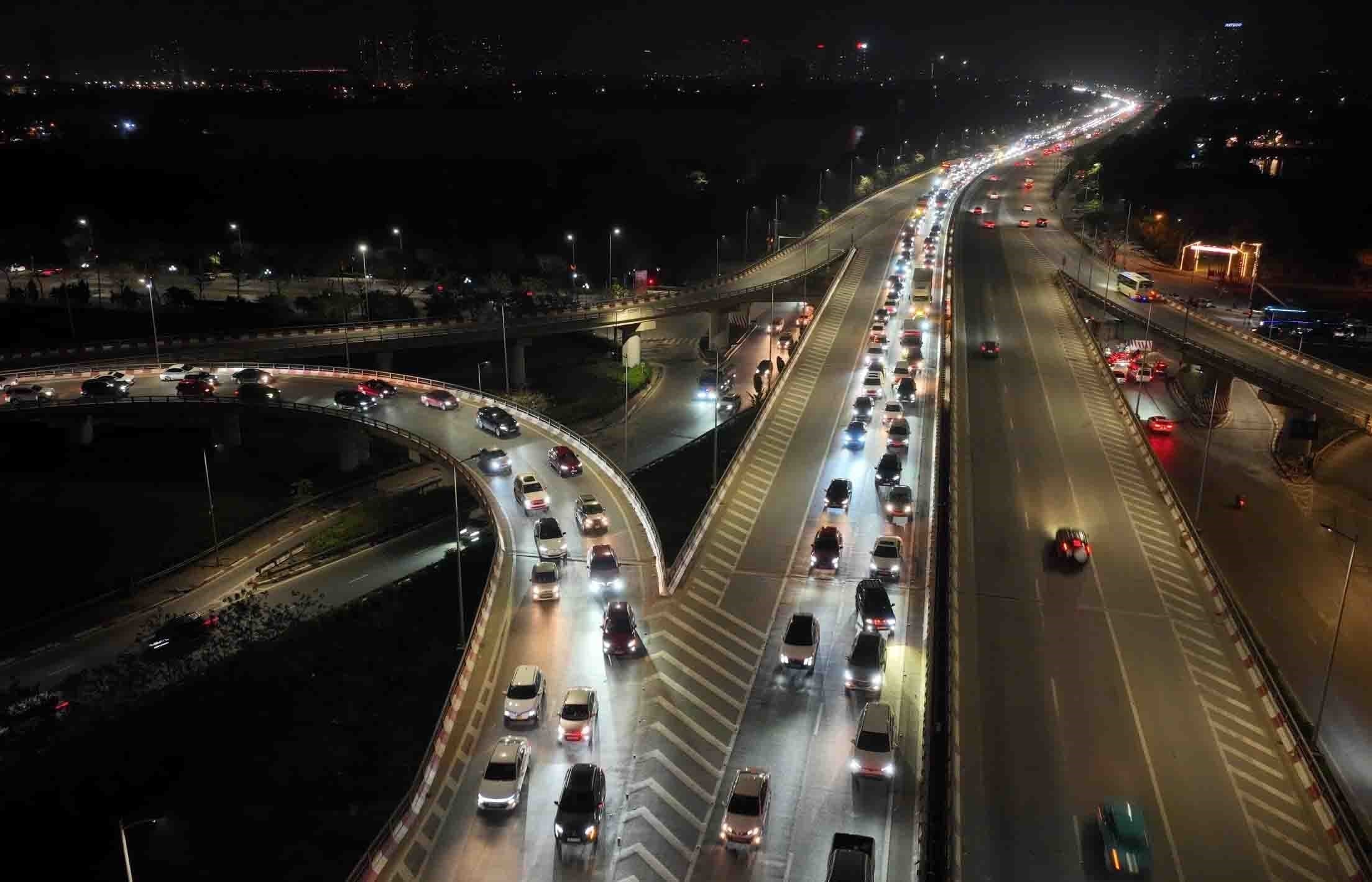 Dòng phương tiện ùn ùn trở lại Thủ đô trong tối muộn mùng 5 Tết - Ảnh 5.