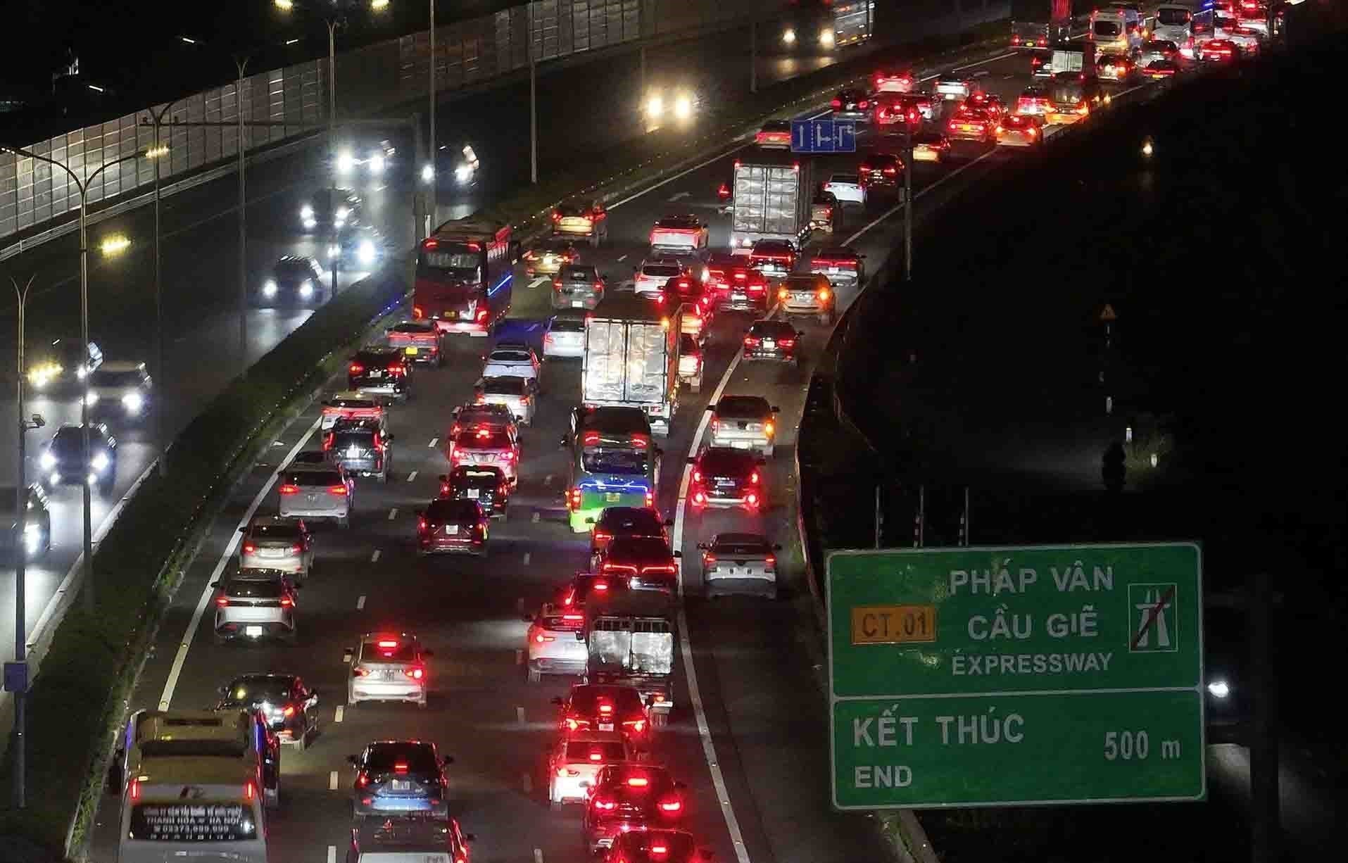 Dòng phương tiện ùn ùn trở lại Thủ đô trong tối muộn mùng 5 Tết - Ảnh 6.