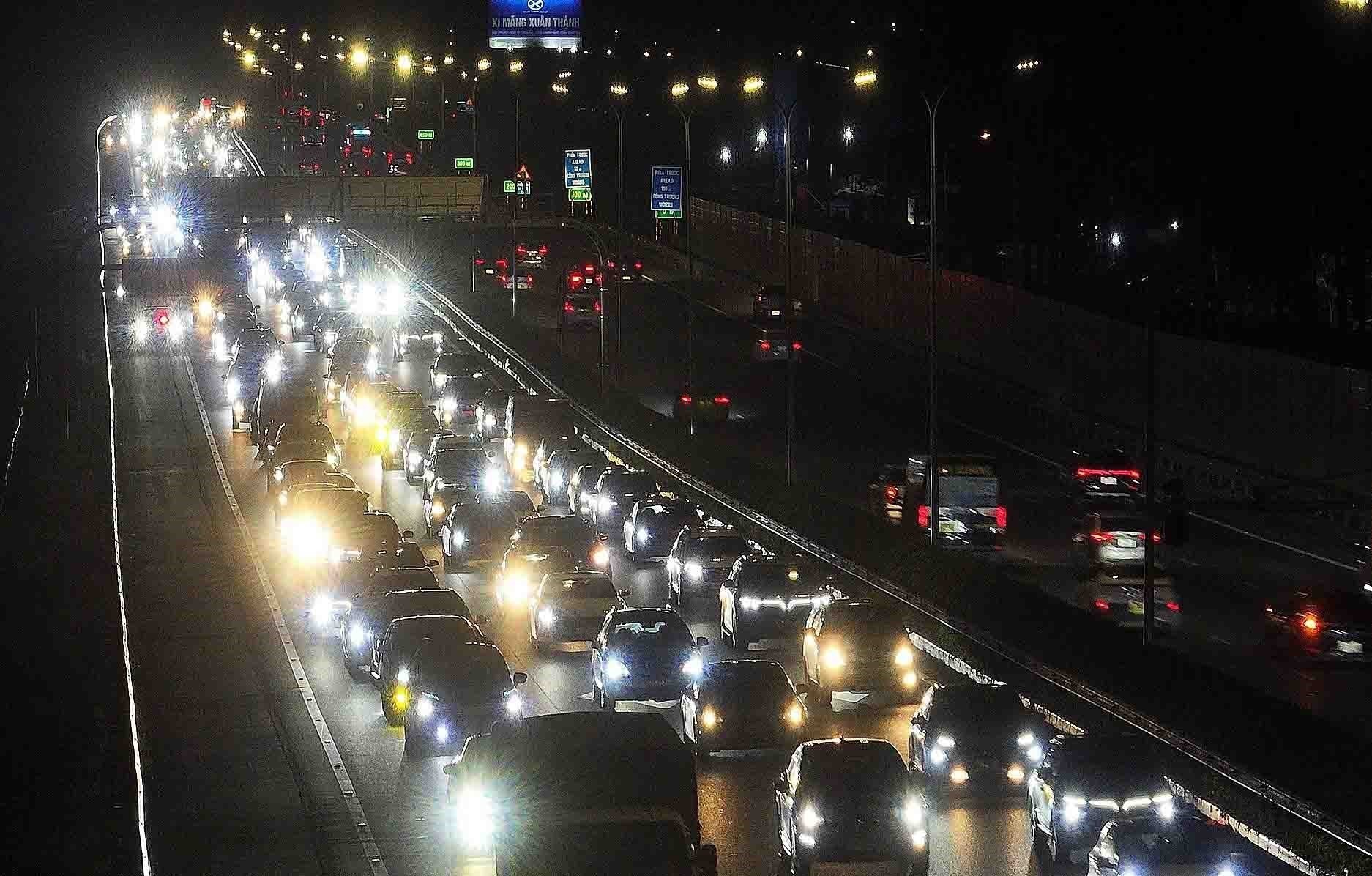 Dòng phương tiện ùn ùn trở lại Thủ đô trong tối muộn mùng 5 Tết - Ảnh 7.