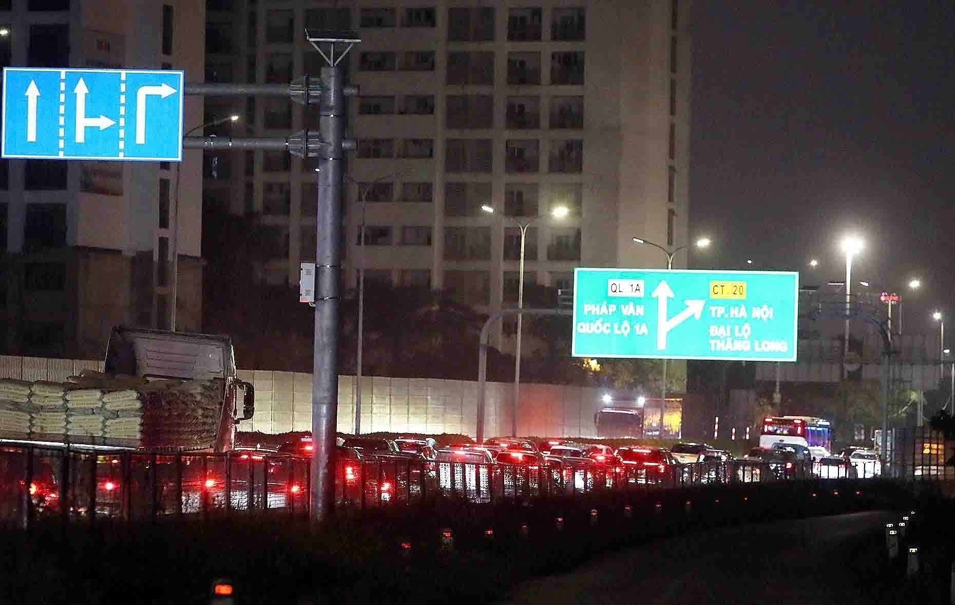 Dòng phương tiện ùn ùn trở lại Thủ đô trong tối muộn mùng 5 Tết - Ảnh 8.