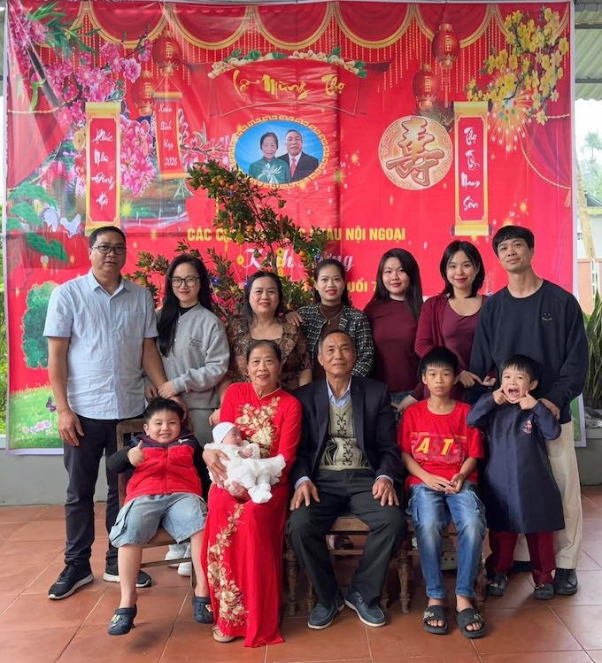 Hình ảnh Công Phượng đưa vợ con về quê ăn Tết gây sốt - Ảnh 1. Hình ảnh Công Phượng đưa vợ con về quê ăn Tết gây sốt - Ảnh 1.