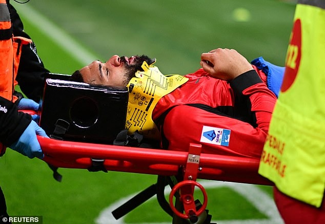 Tuyển thủ Anh nhập viện vì chấn thương đầu nghiêm trọng trong trận đấu Serie A - Ảnh 1.
