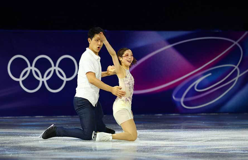 VĐV trượt băng Nhật Bản có hành động tinh tế khi bạn diễn gặp sự cố trang phục ở Olympic mùa Đông - Ảnh 1. VĐV trượt băng Nhật Bản có hành động tinh tế khi bạn diễn gặp sự cố trang phục ở Olympic mùa Đông - Ảnh 1.