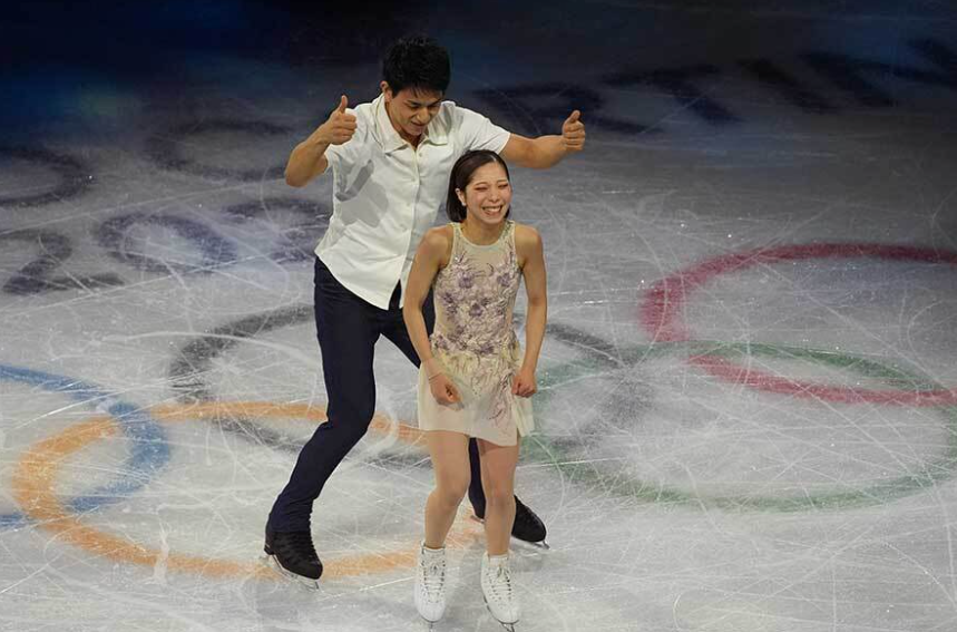 VĐV trượt băng Nhật Bản có hành động tinh tế khi bạn diễn gặp sự cố trang phục ở Olympic mùa Đông - Ảnh 2. VĐV trượt băng Nhật Bản có hành động tinh tế khi bạn diễn gặp sự cố trang phục ở Olympic mùa Đông - Ảnh 2.