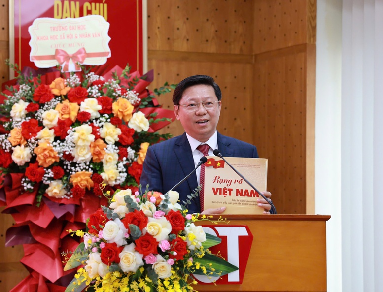 Giới thiệu cuốn sách "Rạng rỡ Việt Nam - Dấu ấn thành tựu nhiệm kỳ Đại hội đại biểu toàn quốc lần thứ XIII của Đảng" - Ảnh 2.