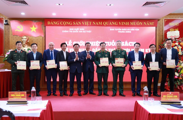 Giới thiệu cuốn sách "Rạng rỡ Việt Nam - Dấu ấn thành tựu nhiệm kỳ Đại hội đại biểu toàn quốc lần thứ XIII của Đảng" - Ảnh 3.